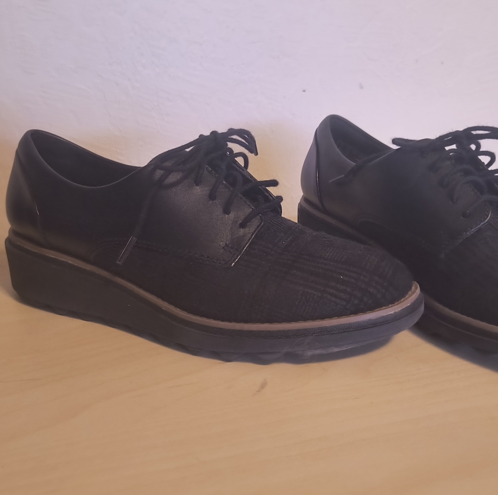 Clarks 5 1/2 Black Oxfords Plaid Toe